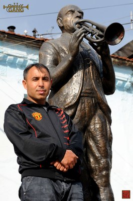 Demiran Ćerimović next to the monument of legendary Bakija Bakić in Vranje